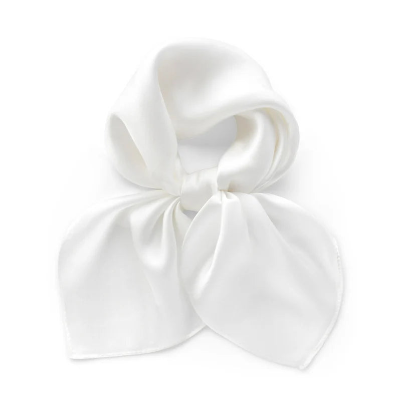Carre-de-Soie-Blanc-Femme-noué