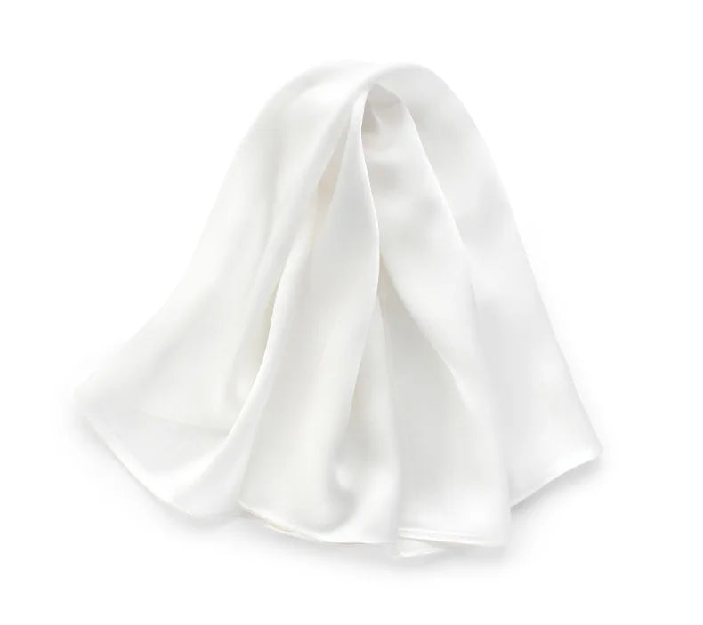 Carre-de-soie-Blanc-Aura-Foulard-présenté-à-plat