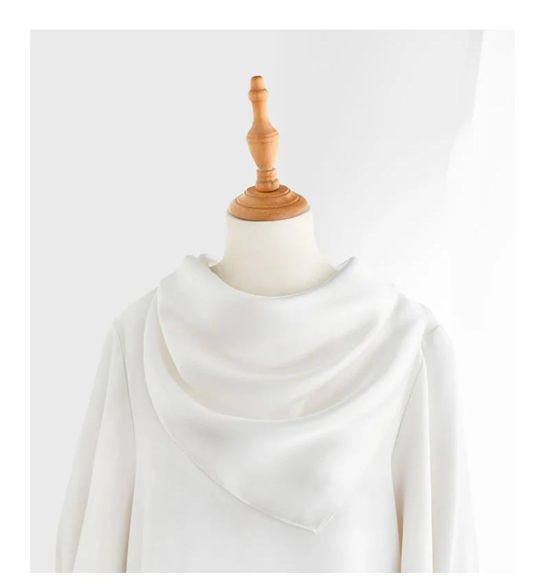 Foulard-Blanc-Uni-en-soie-sur-les-épaules