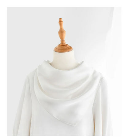 Foulard-Blanc-Uni-en-soie-sur-les-épaules