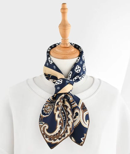 Foulard-Bleu-Marine-motif-paisley-porté-noué