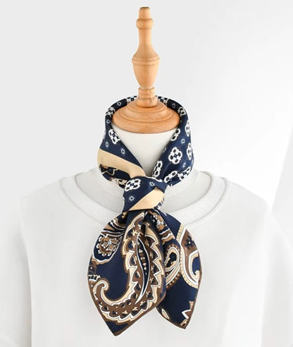 Foulard-Bleu-Marine-motif-paisley-porté-noué