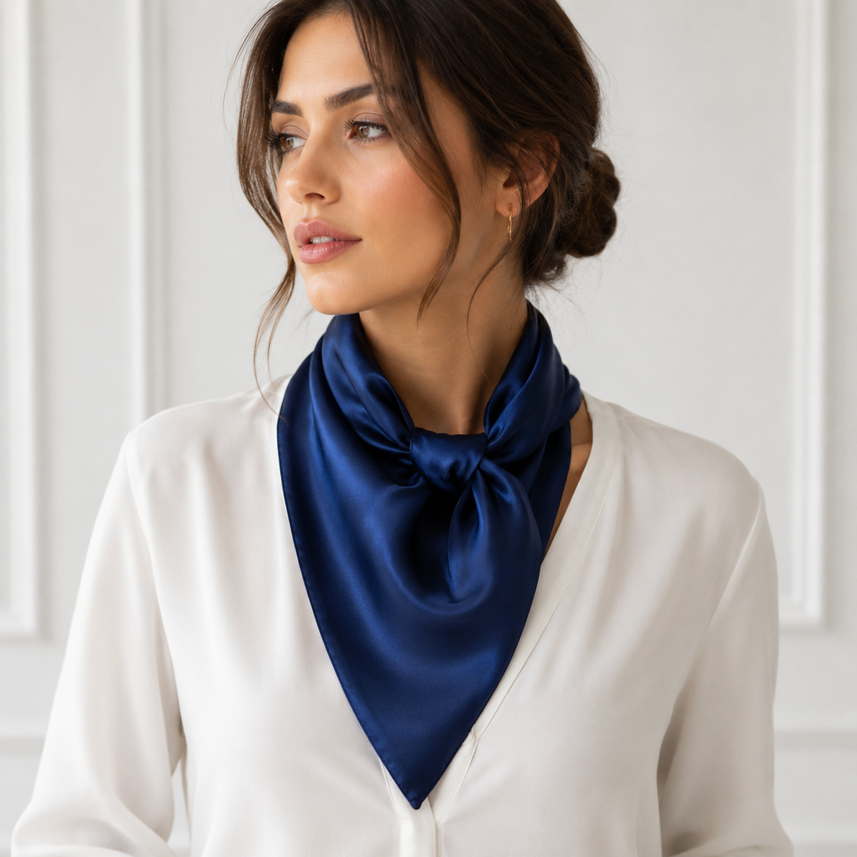 Foulard-Carre-Bleu-Marine-en-soie-Adrienne porté autour de cou
