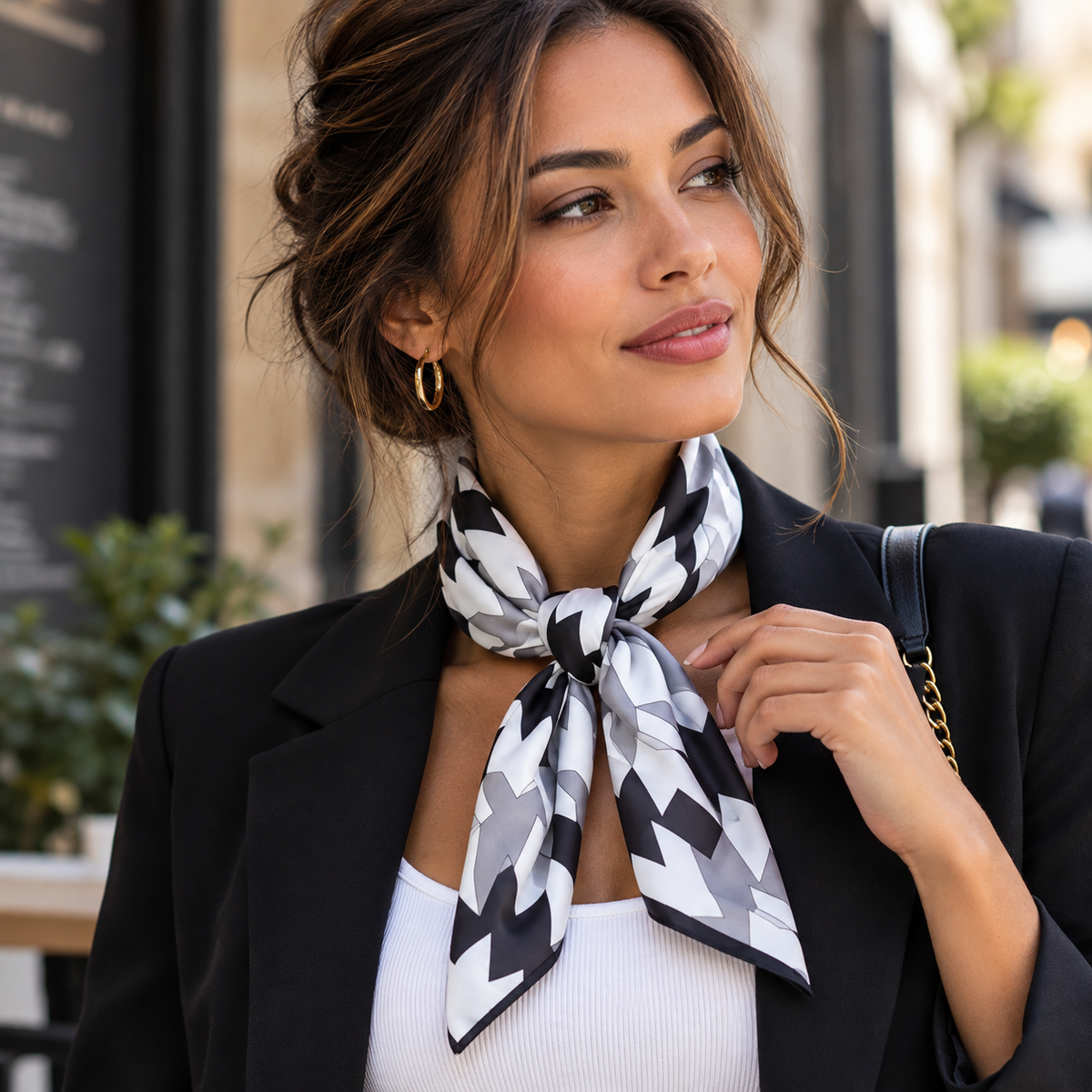 Foulard-Noir-et-Blanc-Geometrique-en-Soie-porté-au-cou