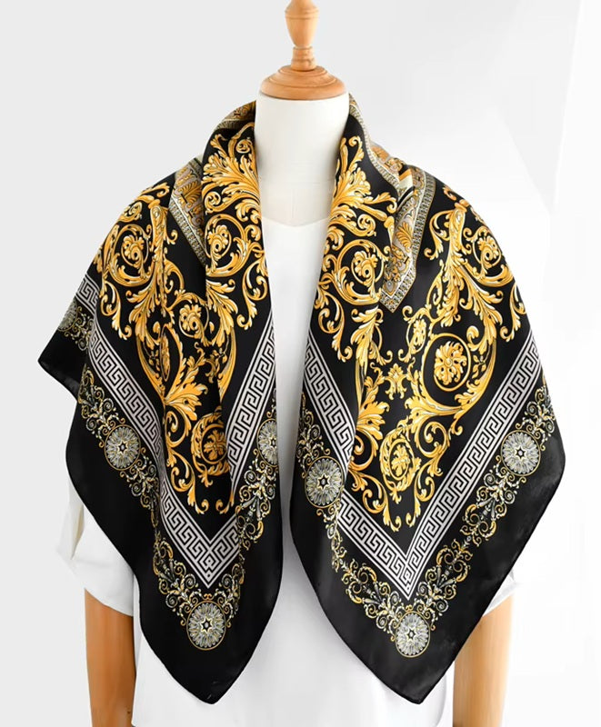 Foulard-Noir-et-Dore-en-Soie-sur-les-epaules