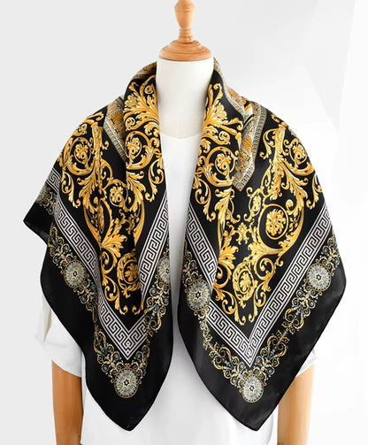Foulard-Noir-et-Dore-en-Soie-sur-les-epaules