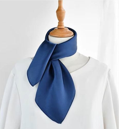 Foulard-Bleu-marine-pour-Femme-en-soie-stylé