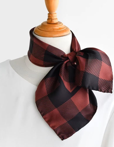 Foulard-a-Carreaux-Noir-et-Bordeaux-pour-Femme-noué