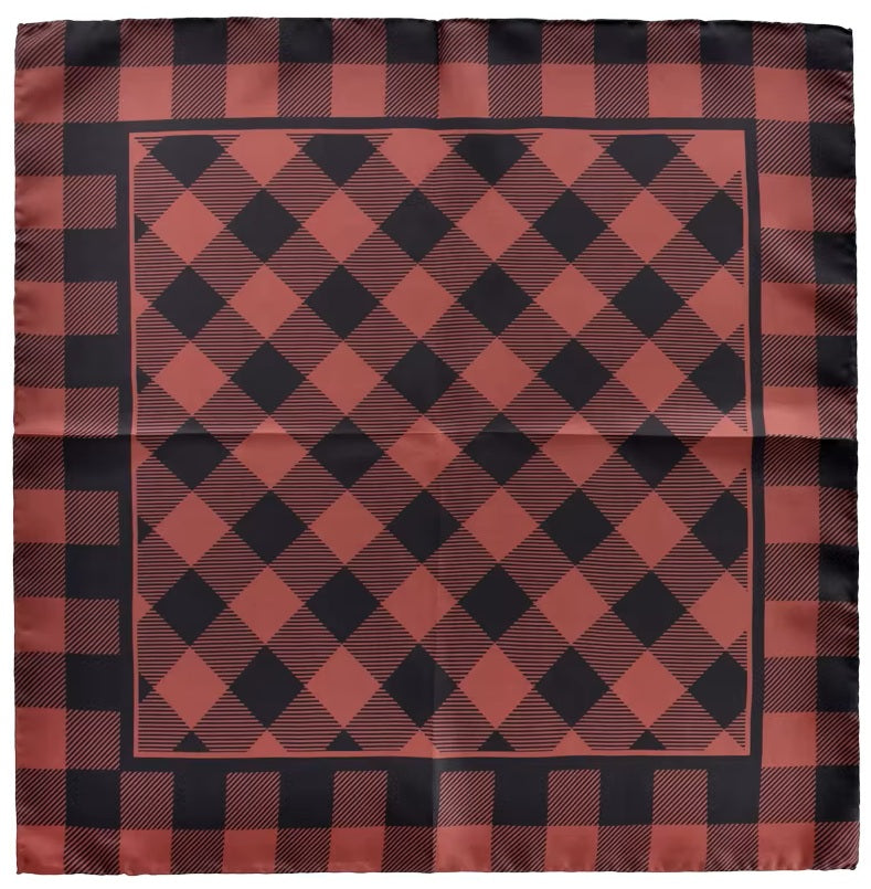 Foulard-Bordeaux-à-carreux-posé