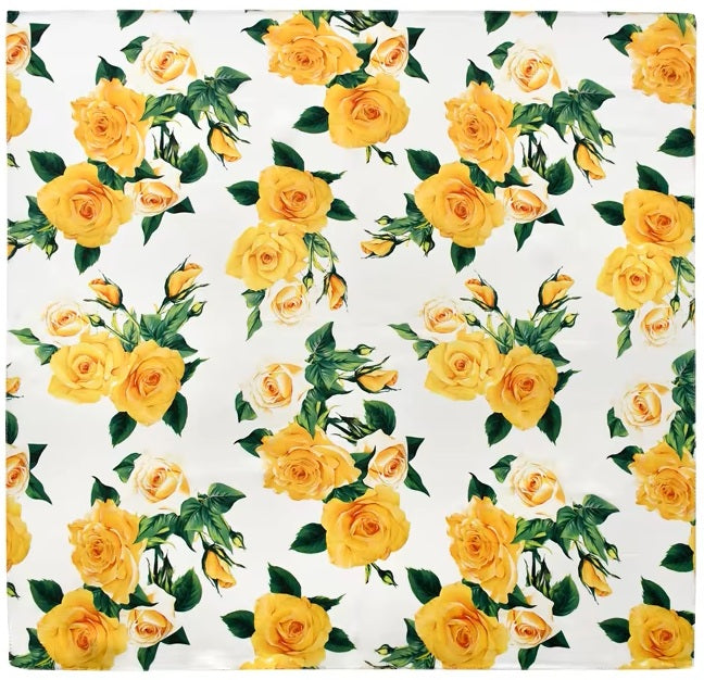 Foulard-jaune-blanc-fleur-a-plat-motif-de-roses