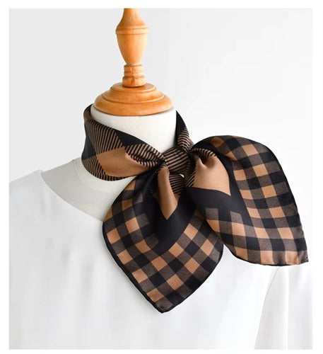 Foulard Camel à Carreaux en Soie – Élise
