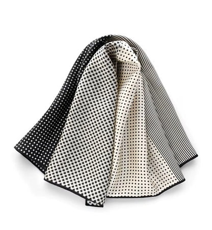 Foulard à Pois Noir et Blanc en Soie – Clémence